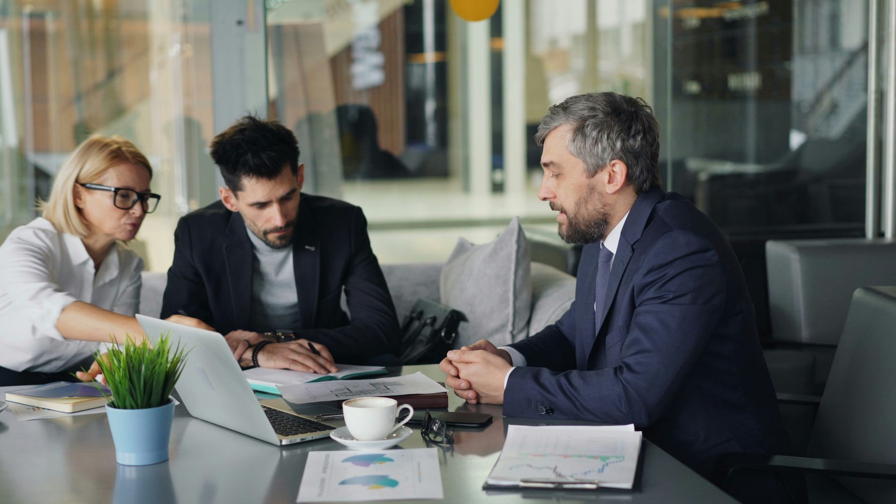 Equipo profesional colaborando en consultoría empresarial MATZE